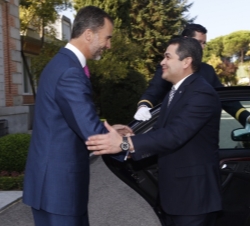 Su Majestad el Rey recibe el saludo del Presidente de la República de Honduras, Sr. Juan Orlando Hernández Alvarado